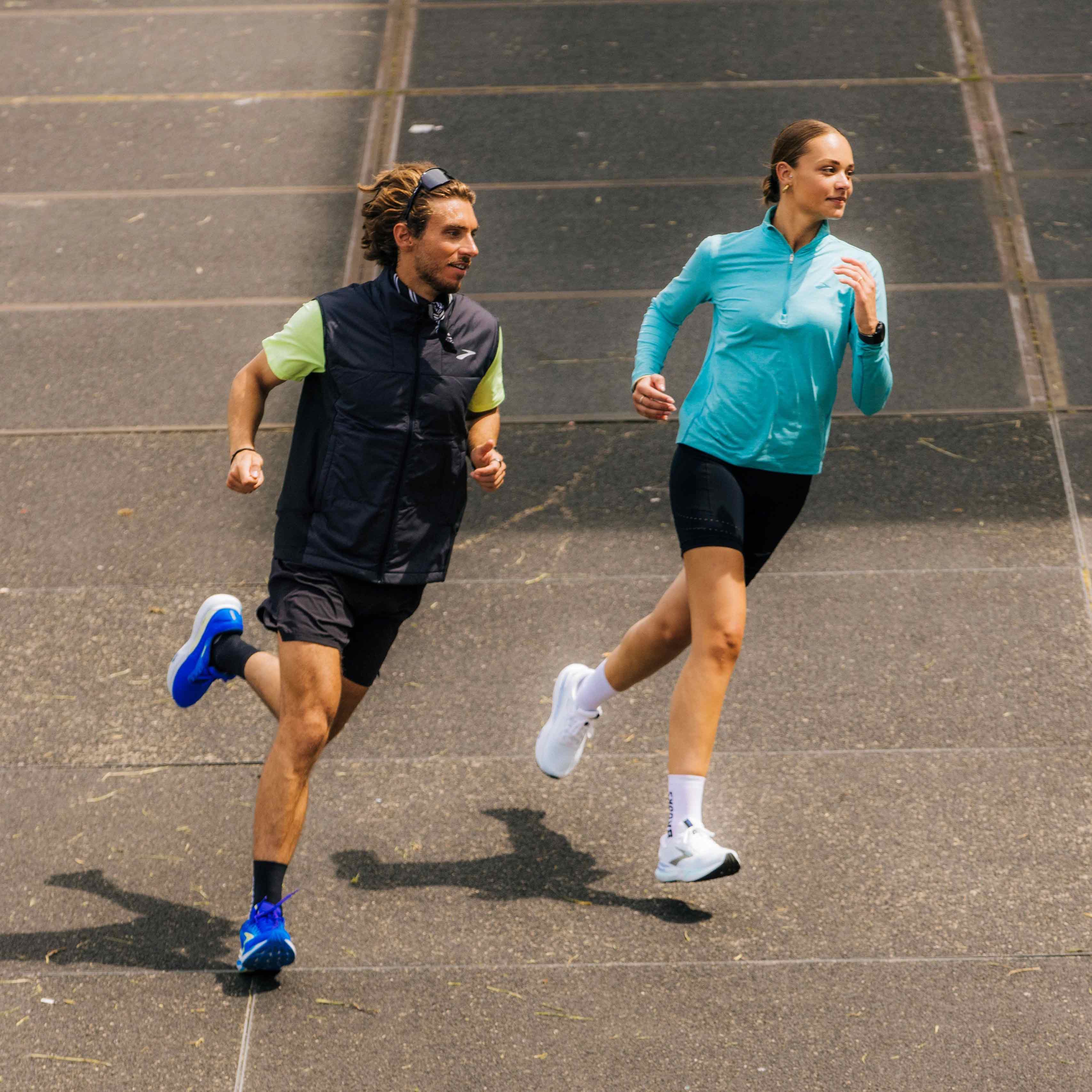 Plan allongé de deux runners portant l’Adrenaline GTS 24