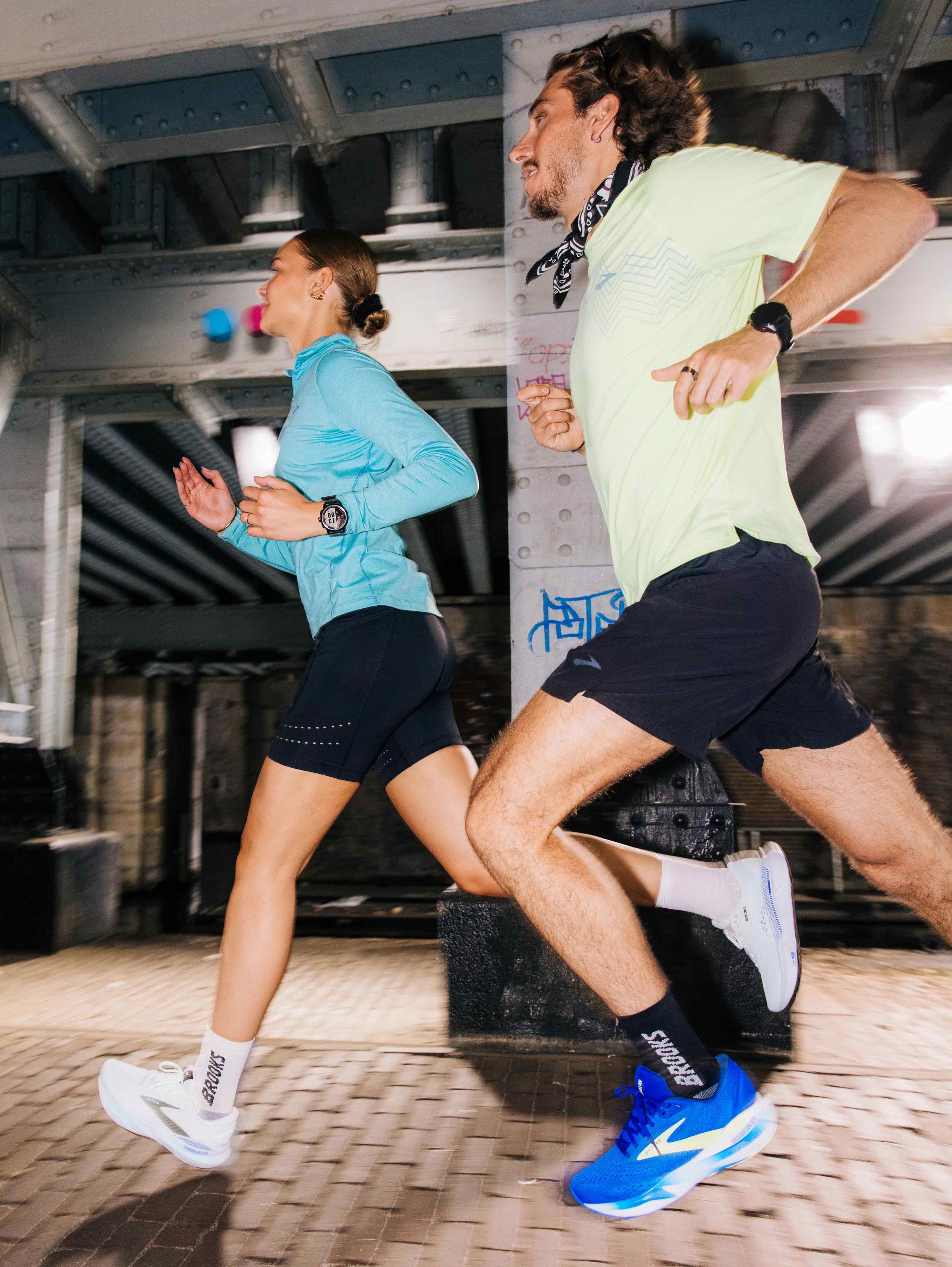 Plan moyen de deux runners portant l’Adrenaline GTS 24