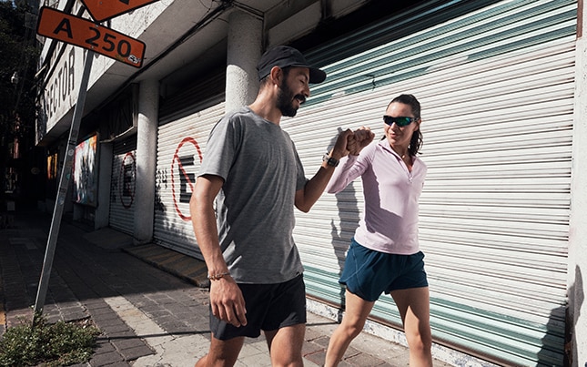 Dos personas caminando por la ciudad con unas Glycerin StealthFit 21